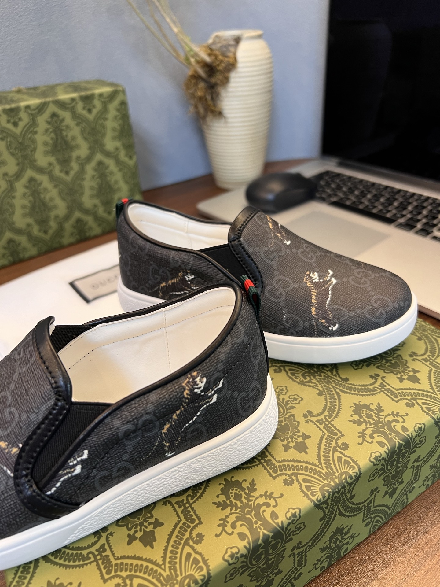 Children's shoes child